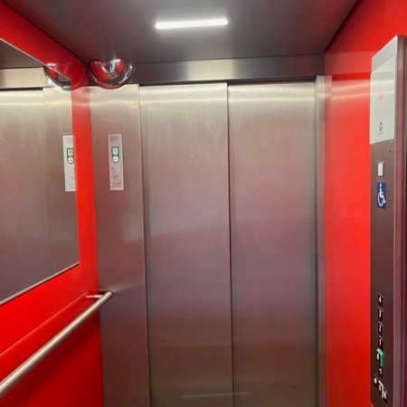 Aufzug innen rot